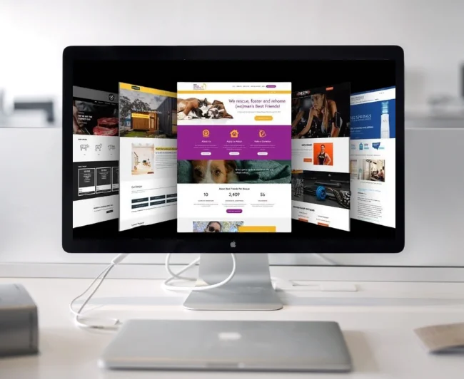 Ukážky webstránok zobrazené na monitore